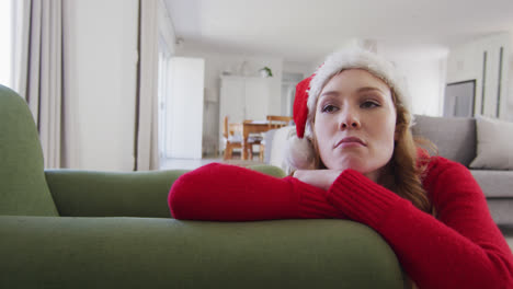Frau-Mit-Weihnachtsmütze-Liegt-Zu-Hause-Auf-Der-Couch