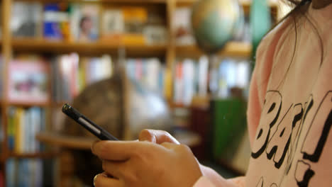 Teenagermädchen-Nutzt-Digitales-Tablet-In-Der-Bibliothek-4k
