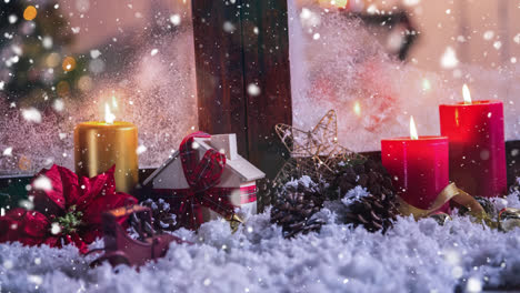 Kerzen-Und-Weihnachtsdekoration-Vor-Einem-Fenster-Kombiniert-Mit-Fallendem-Schnee
