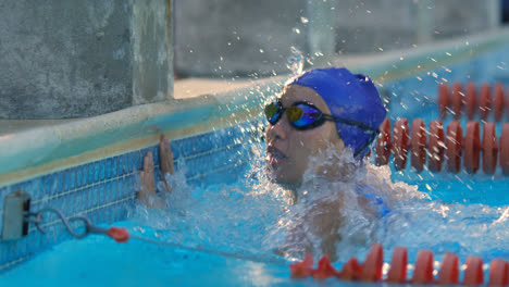 Schwimmerin-Enttäuscht-Und-Spritzt-Wasser-Im-Pool-4k