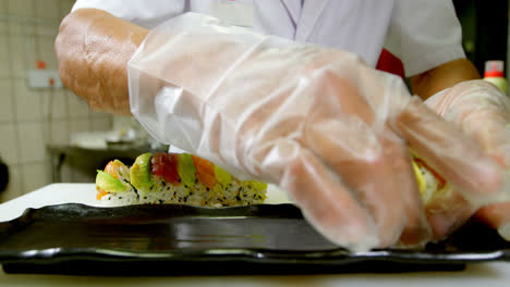 Männlicher-Koch-Arrangiert-Sushi-In-Einem-Tablett-In-Der-Küche-4K