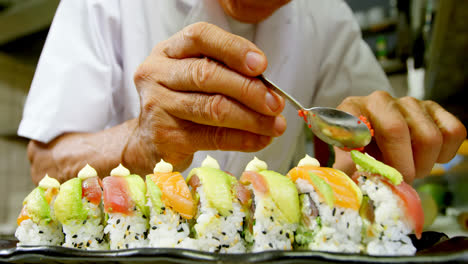 Chef-Masculino-Preparando-Sushi-En-La-Cocina-4k
