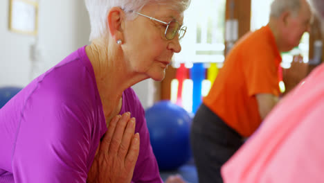 Seitenansicht-Aktiver-Senioren-Gemischter-Herkunft,-Die-Im-Fitnessstudio-Yoga-Machen,-4k-