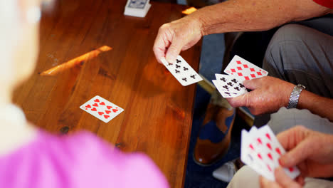 Mittelteil-älterer-Menschen-Beim-Kartenspielen-Im-Pflegeheim-4k