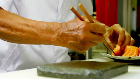 Chef-Masculino-Preparando-Sushi-En-La-Cocina-4k