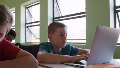 Junge-Benutzt-Laptop-In-Der-Klasse