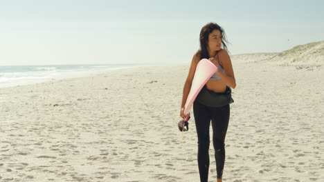 Surfista-Femenina-Con-Tabla-De-Surf-Corriendo-En-La-Playa-4k-4k