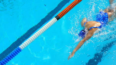 Nadadora-Joven-Nadando-Dentro-De-La-Piscina-4k