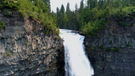 Wunderschöner-Wasserfall-Durch-Die-Klippe-An-Einem-Sonnigen-Tag-4k