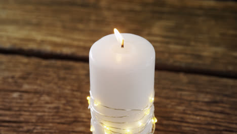 Brennende-Kerzen-Auf-Holztisch-4k