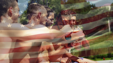 Gruppe-Von-Freunden-In-Einem-Pool-Und-Die-Amerikanische-Flagge-Für-Den-4.-Juli