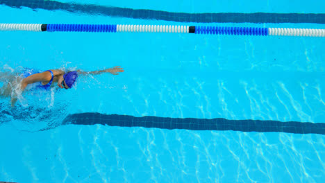 Erhöhte-Ansicht-Einer-Jungen-Schwimmerin,-Die-Im-Pool-Schwimmt,-4k