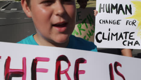 Grupo-De-Niños-Con-Carteles-Sobre-El-Cambio-Climático-En-Una-Protesta.