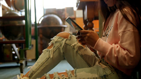 Adolescente-Usando-Tableta-Digital-En-La-Biblioteca-4k