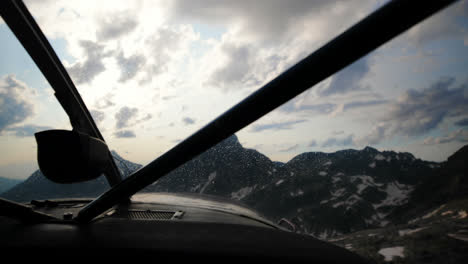 Aviones-Volando-Sobre-Montañas-Cubiertas-De-Nieve-4k