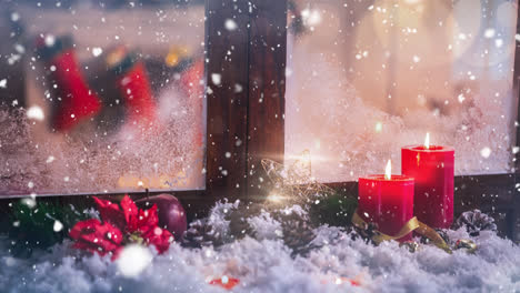 Kerzen-Und-Weihnachtsdekoration-Vor-Einem-Fenster-Kombiniert-Mit-Fallendem-Schnee