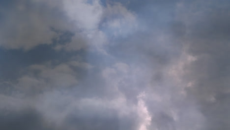 Truenos-En-El-Cielo-Con-Nubes