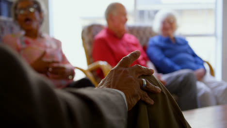 Eine-Gruppe-älterer-Freunde-Gemischter-Herkunft-Interagiert-Im-Pflegeheim-Miteinander-4k