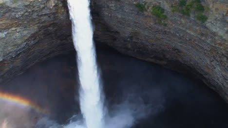 Luftaufnahme-Eines-Wunderschönen-Wasserfalls-Und-Regenbogens-4k
