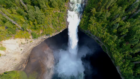Wunderschöner-Wasserfall-Durch-Waldklippe-An-Einem-Sonnigen-Tag-4k