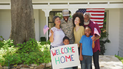 Afroamerikaner-Kommt-Mit-Seiner-Familie-Nach-Hause