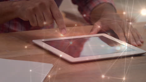 Mann-Verwendet-Ein-Digitales-Tablet-Mit-Animierten-Lichtverbindungen-Im-Vordergrund