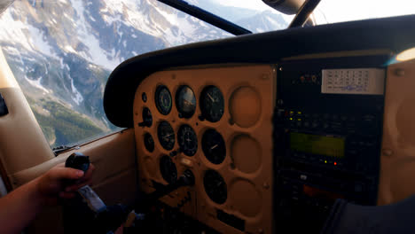 Pilot-Fliegt-Flugzeug-Im-Cockpit-4k