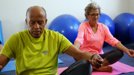 Vorderansicht-Aktiver-Senioren-Gemischter-Abstammung,-Die-Yoga-Im-Fitnessstudio-4k-Durchführen
