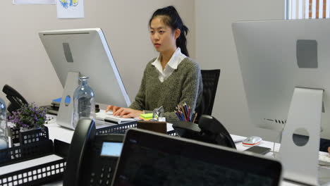 Mujer-Ejecutiva-Trabajando-En-Computadora-En-La-Oficina-4k