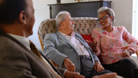 Eine-Gruppe-älterer-Freunde-Gemischter-Herkunft-Interagiert-Im-Pflegeheim-Miteinander-4k