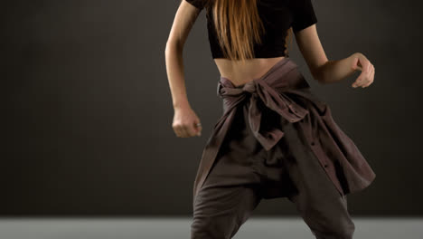 Frau-Tanzt-Vor-Grauem-Hintergrund