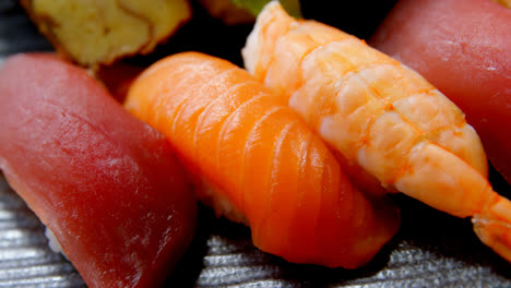 Sushi-Serviert-In-Einem-Tablett-4k