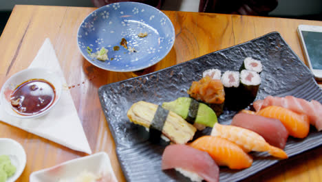 Frau-Legt-Sushi-Auf-Einen-Teller-4k