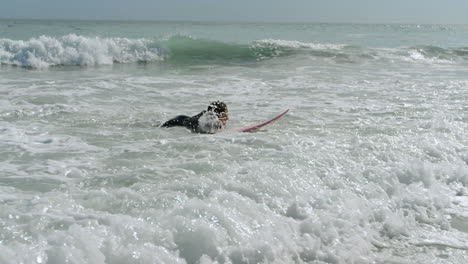 Mujer-Surfeando-En-El-Mar-4k