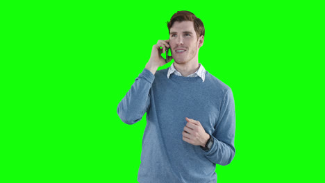 Kaukasischer-Mann-Telefoniert-Auf-Grünem-Hintergrund