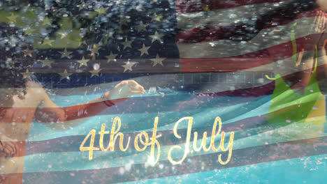 Gruppe-Von-Freunden-In-Einem-Pool-Und-Die-Amerikanische-Flagge-Mit-Einem-Text-Zum-4.-Juli