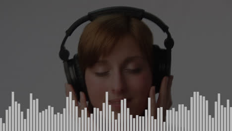 Compuesta-Digital-De-Una-Mujer-Escuchando-Su-Canción-Favorita.