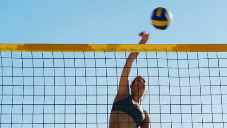 Weibliche-Volleyballspielerin,-Die-Volleyball-4k-Spielt