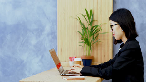 Geschäftsfrau-Benutzt-Laptop-Am-Schreibtisch-4k