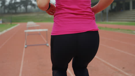 Rückansicht-Einer-Kaukasischen-Sportlerin,-Die-Auf-Einer-Laufstrecke-Trainiert-4k