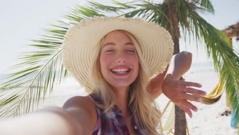Retrato-De-Una-Mujer-Caucásica-Tomando-Un-Selfie-En-La-Playa