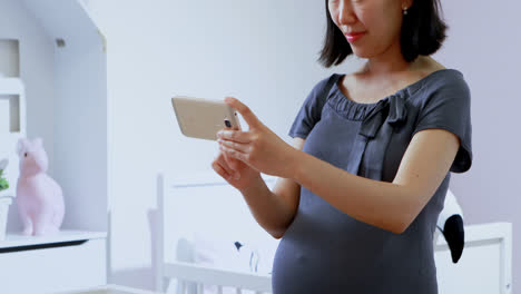 Schwangere-Frau-Benutzt-Mobiltelefon-4k