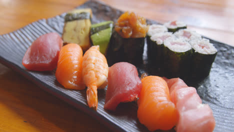 Sushi-Serviert-In-Einem-Tablett-4k