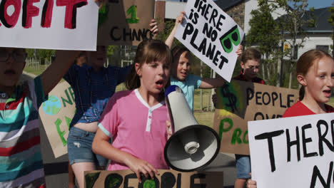 Gruppe-Von-Kindern-Mit-Schildern-Zum-Klimawandel-Und-Megafon-Bei-Einer-Protestkundgebung