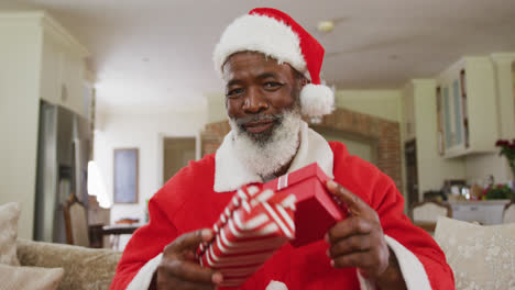 Porträt-Eines-Glücklichen-älteren-Afroamerikanischen-Mannes-Zur-Weihnachtszeit,-Der-Ein-Weihnachtsmannkostüm-Trägt
