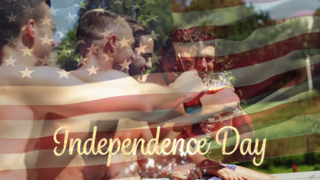 Gruppe-Von-Freunden-In-Einem-Pool-Und-Die-Amerikanische-Flagge-Mit-Einem-Text-Zum-Unabhängigkeitstag