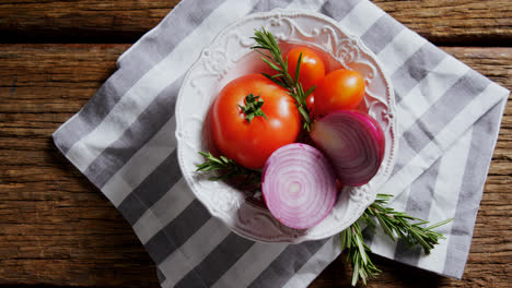 Fresh-onions,-tomatoes-and-rosemary-in-bowl-4k