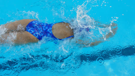 Nadadora-Joven-Nadando-Dentro-De-La-Piscina-4k
