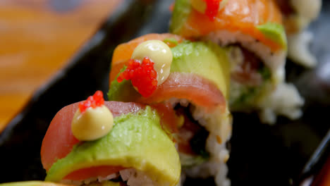 Sushi-Con-Rollo-De-Arroz-Servido-En-Una-Bandeja-4k