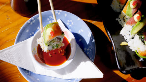 Mujer-Comiendo-Sushi-Con-Salsa-En-El-Restaurante-4k